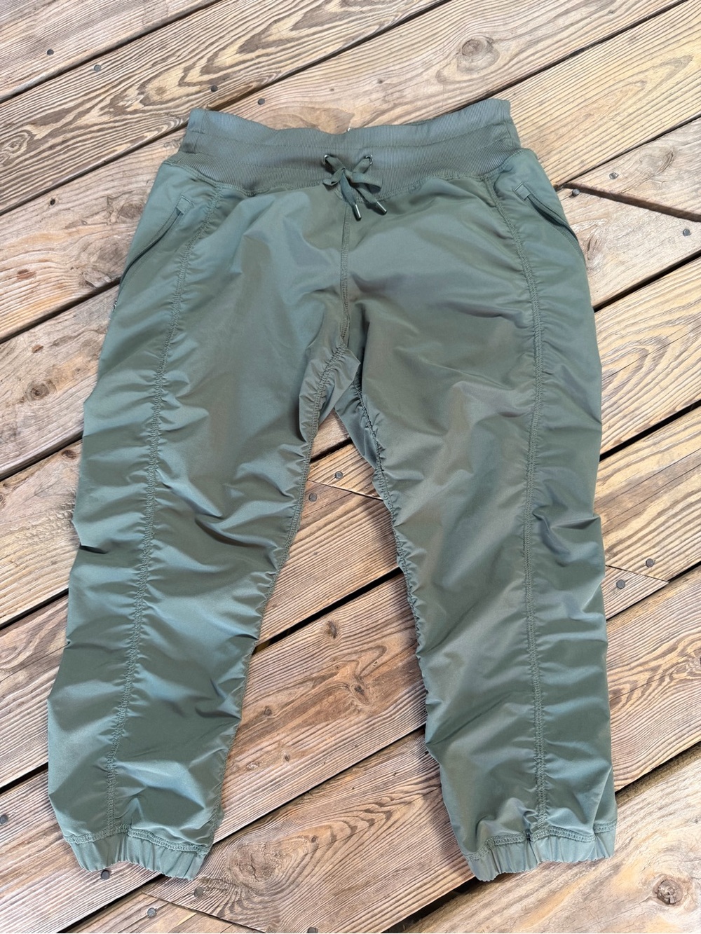 Kirkland Signature Women’s Active Crop Pants Army Green,Ruched,Zip Pocket Size M